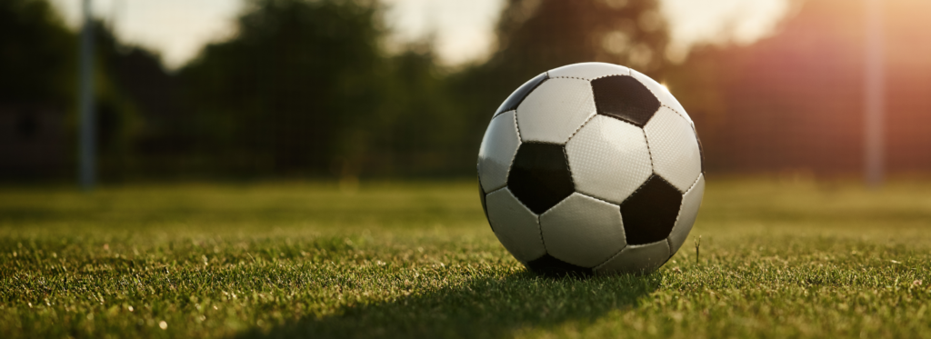 Descubra como ativos digitais, como NFTs e fan tokens, transformam o engajamento e a receita dos clubes de futebol.