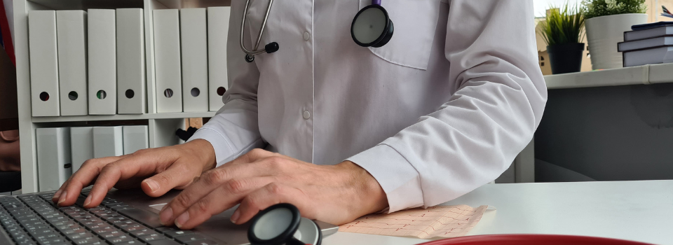 A receita digital usa blockchain para garantir autenticidade, evitar fraudes e agilizar a dispensação de medicamentos com segurança.