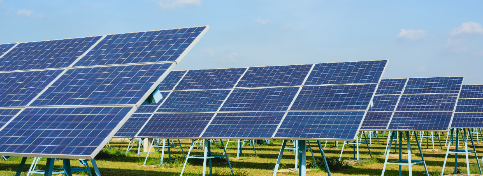 A comercialização descentralizada de energia conecta consumidores e produtores, tornando o mercado mais flexível, acessível e sustentável