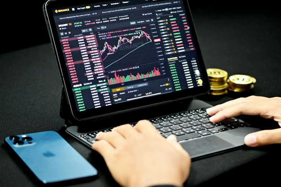 Criptomoedas como forma de pagamento: redes de varejo, companhias aéreas e plataformas de serviços já permitem pagamentos
