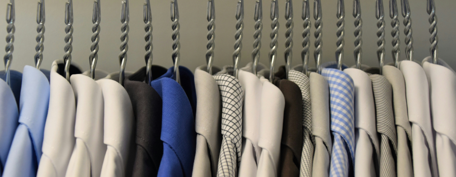 A imagem representa o programa Sou de Algodão, que une diversos agentes da cadeia produtiva do algodão, como produtores rurais, artesãos, designers e marcas, para promover a sustentabilidade e rastreabilidade da fibra.