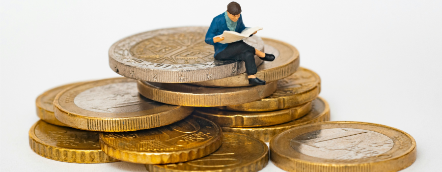 Moeda social: complementar à moeda oficial. Pode ser usada em troca de bens e produtos e, atualmente, já nasce associada à blockchain